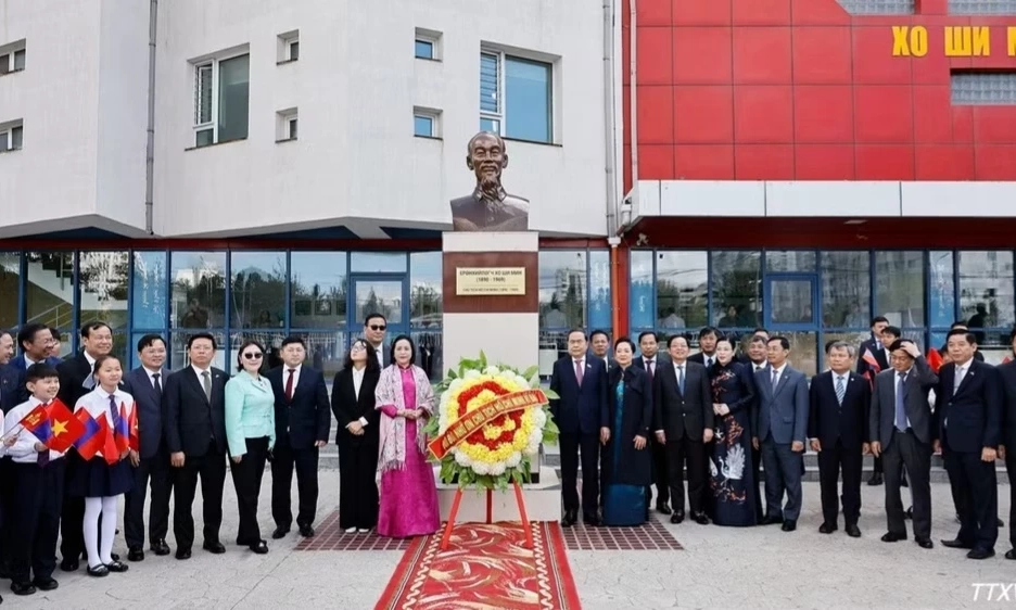 Chủ tịch Quốc hội thăm Trường mang t&ecirc;n Chủ tịch Hồ Ch&iacute; Minh tại M&ocirc;ng Cổ