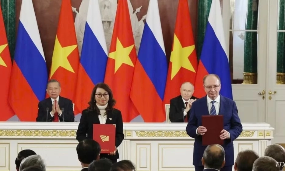 Tổng B&iacute; thư, Chủ tịch nước T&ocirc; L&acirc;m v&agrave; Tổng thống Nga Vladimir Putin chứng kiến Lễ trao c&aacute;c văn kiện hợp t&aacute;c giữa Việt Nam-Li&ecirc;n bang Nga