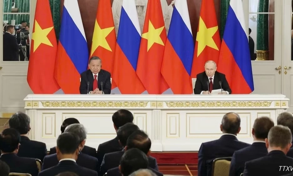 Tổng B&iacute; thư, Chủ tịch nước T&ocirc; L&acirc;m v&agrave; Tổng thống Vladimir Putin ph&aacute;t biểu với b&aacute;o ch&iacute;