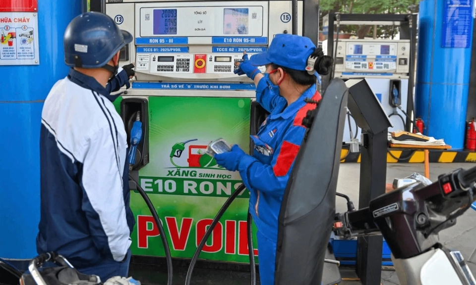 Gi&aacute; xăng, dầu đồng loạt tăng từ chiều nay