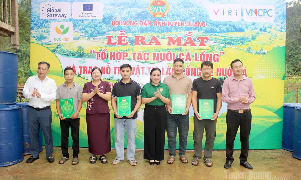 Hội N&ocirc;ng d&acirc;n tỉnh trao vật tư hỗ trợ tại x&atilde; Thuận H&ograve;a v&agrave; L&ugrave;ng T&aacute;m