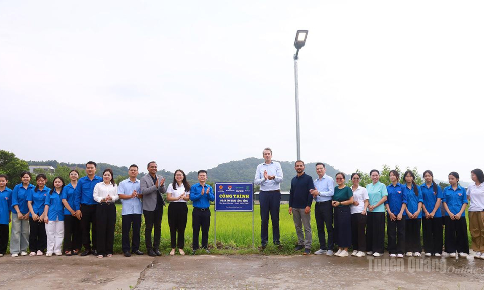 B&agrave;n giao dự &aacute;n &ldquo;Qu&agrave; tặng chiếu s&aacute;ng - Signify Gift of Light&rdquo;