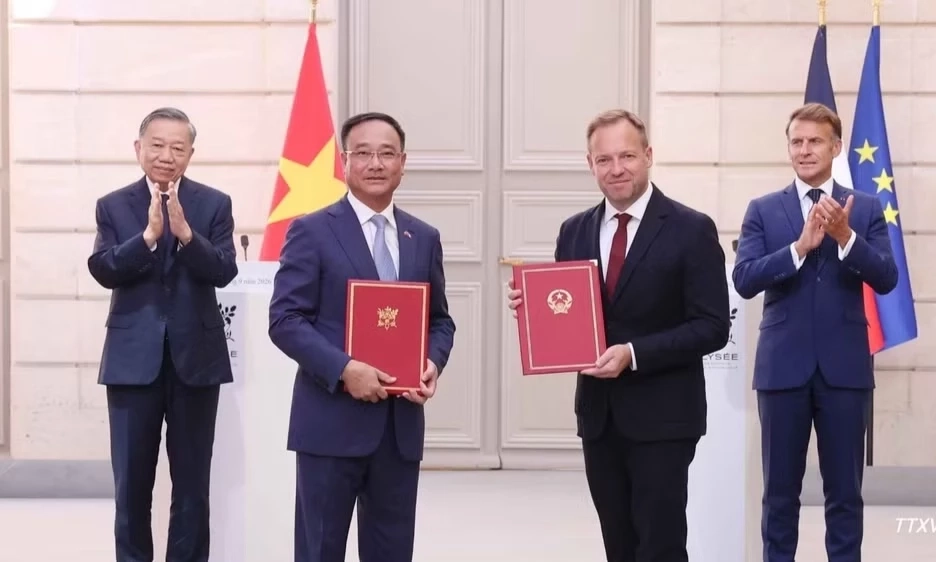 Tổng B&iacute; thư, Chủ tịch nước T&ocirc; L&acirc;m chứng kiến Lễ trao c&aacute;c văn kiện hợp t&aacute;c giữa Việt Nam-Ph&aacute;p