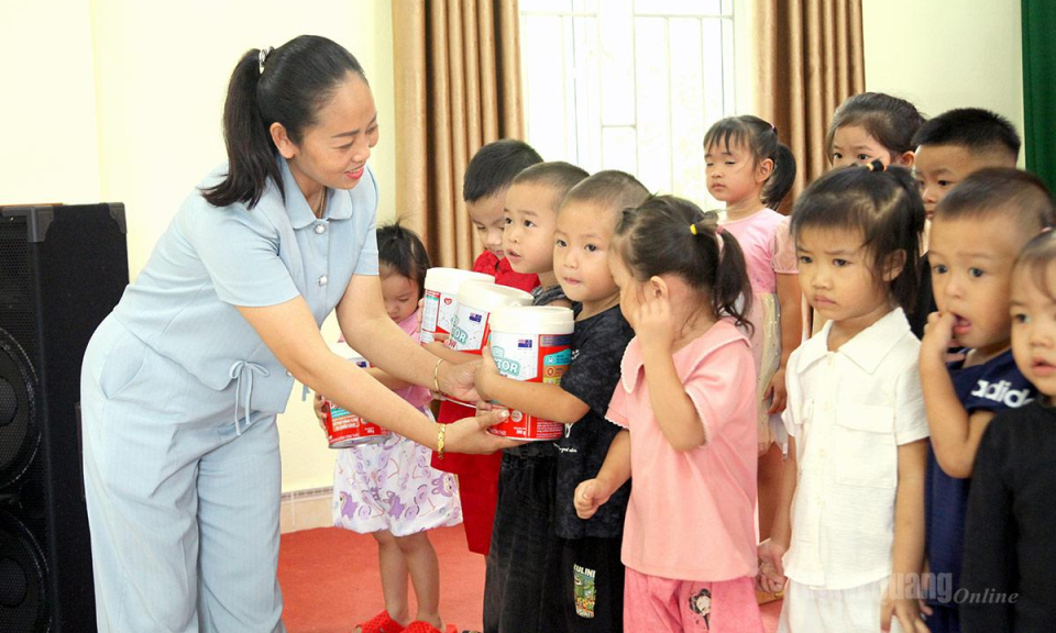 Trao 240 suất qu&agrave; cho học sinh kh&oacute; khăn x&atilde; T&ugrave;ng B&aacute; v&agrave; Thanh Thủy