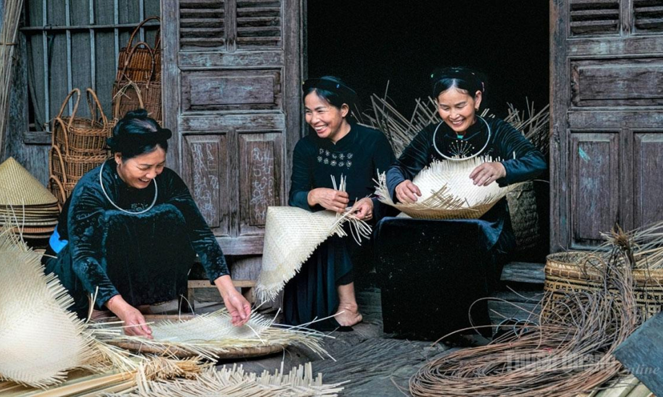 Chuốt lại nếp xưa