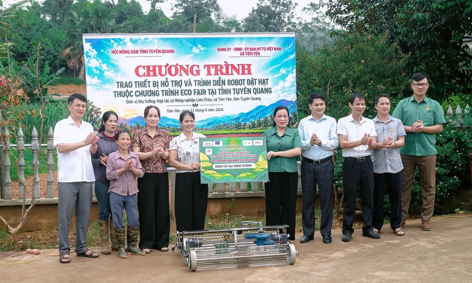 Trao Robot đặt hạt hỗ trợ sản xuất n&ocirc;ng nghiệp tại Ti&ecirc;n Y&ecirc;n