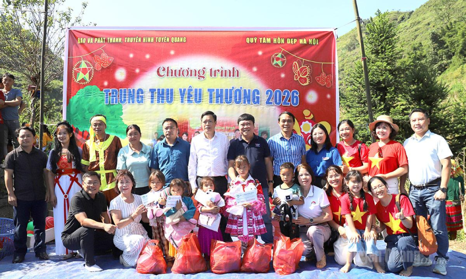 B&aacute;o v&agrave; ph&aacute;t thanh, truyền h&igrave;nh Tuy&ecirc;n Quang tổ chức chương tr&igrave;nh "Trung thu y&ecirc;u thương" tại x&atilde; Đường Thượng