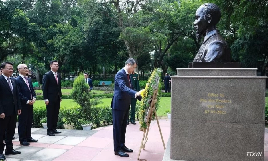 Thủ tướng L&ecirc; Minh Hưng d&acirc;ng hoa tại tượng Chủ tịch Hồ Ch&iacute; Minh ở New Delhi
