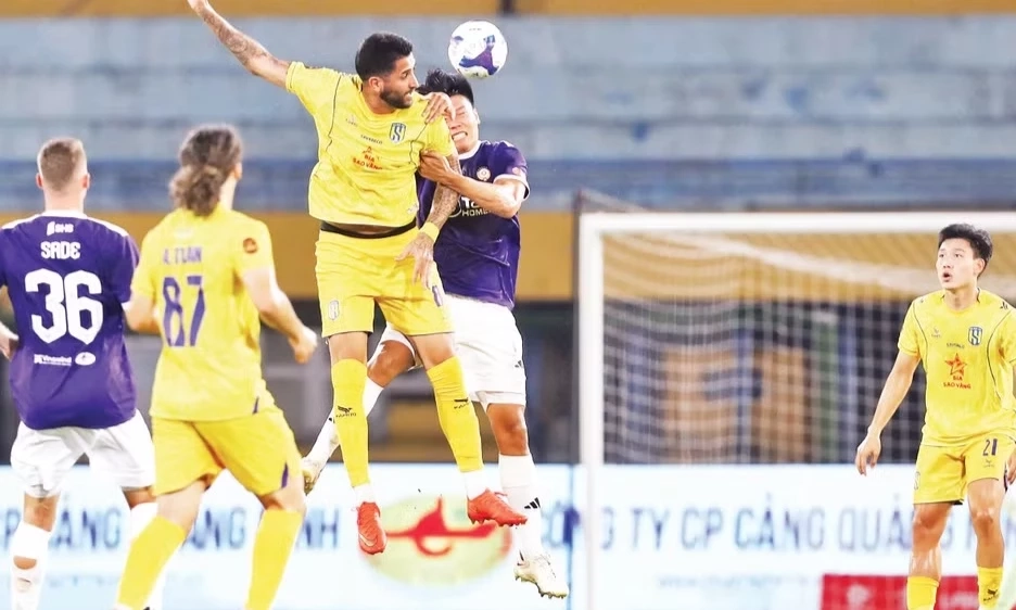 Thua đậm tr&ecirc;n s&acirc;n nh&agrave;, điều g&igrave; đang xảy ra với H&agrave; Nội FC?