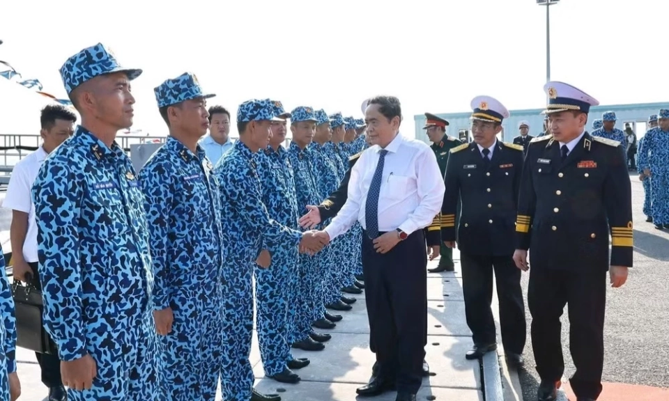 Bảo vệ đ&ocirc;̣c l&acirc;̣p chủ quyền, toàn vẹn l&atilde;nh thổ, bi&ecirc;̉n, đảo T&ocirc;̉ qu&ocirc;́c từ sớm, từ xa