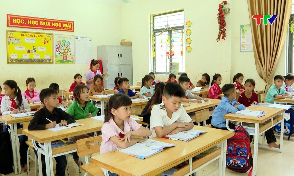 C&ocirc;ng t&aacute;c duy tr&igrave; sĩ số đầu năm học mới tại những x&atilde; kh&oacute; khăn.