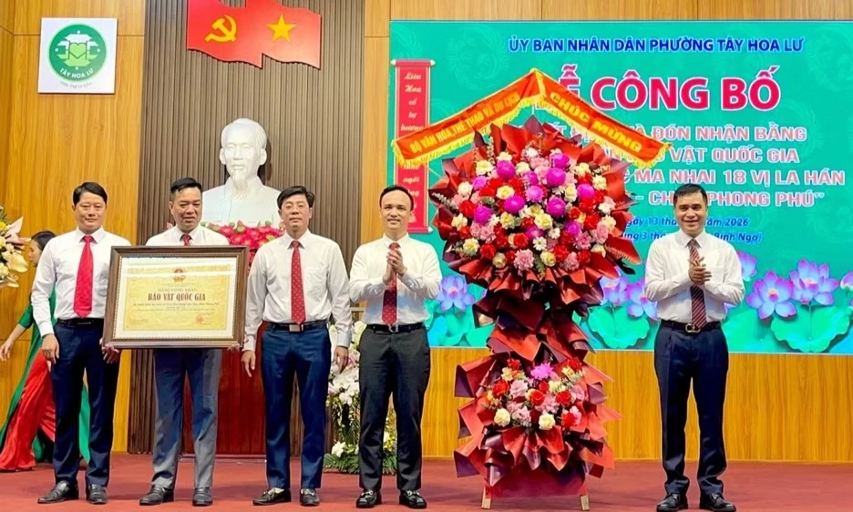 Ninh B&igrave;nh đ&oacute;n nhận Bằng c&ocirc;ng nhận Bảo vật quốc gia đối với Bộ tranh khắc ma nhai 18 vị La H&aacute;n