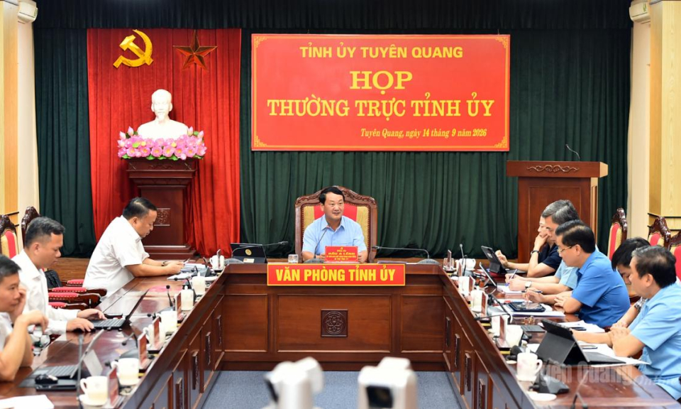 Cụ thể h&oacute;a c&aacute;c nghị quyết của Bộ Ch&iacute;nh trị bằng chương tr&igrave;nh h&agrave;nh động thiết thực, đồng bộ