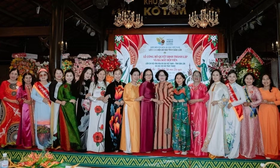 &Aacute;o d&agrave;i h&ograve;a sắc c&ugrave;ng văn h&oacute;a đại ng&agrave;n T&acirc;y Nguy&ecirc;n