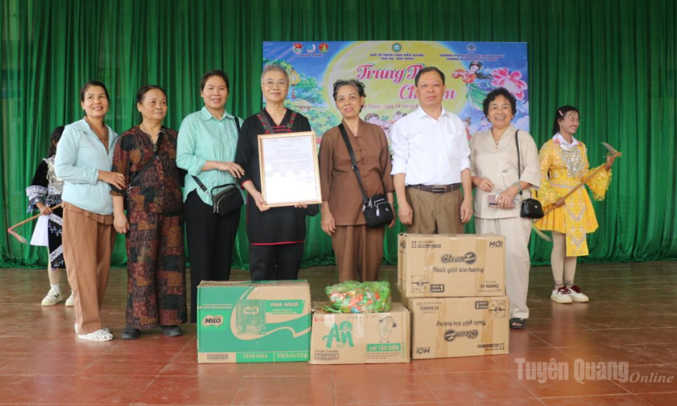 Quỹ từ thiện ch&ugrave;a Di&ecirc;n Quang trao qu&agrave; Trung thu cho học sinh Minh Ngọc, Gi&aacute;p Trung, Trung t&acirc;m C&ocirc;ng t&aacute;c x&atilde; hội H&agrave; Giang