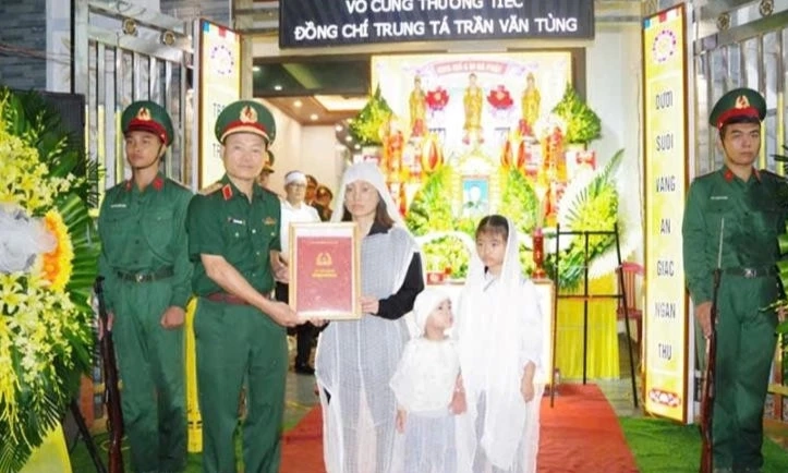 Truy thăng qu&acirc;n h&agrave;m Trung t&aacute; cho Thiếu t&aacute; Trần Văn T&ugrave;ng hy sinh khi cứu người