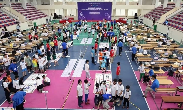 H&agrave;ng trăm bạn trẻ miền trung v&agrave; miền nam say m&ecirc; tranh t&agrave;i chế tạo, vận h&agrave;nh robot