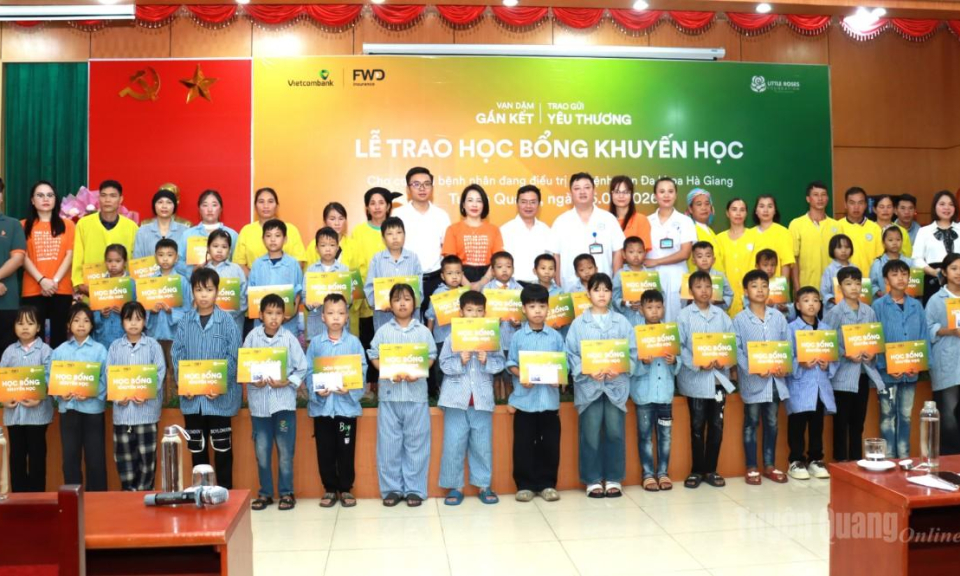 Trao 40 suất học bổng cho học sinh đang điều trị tại Bệnh viện Đa khoa H&agrave; Giang