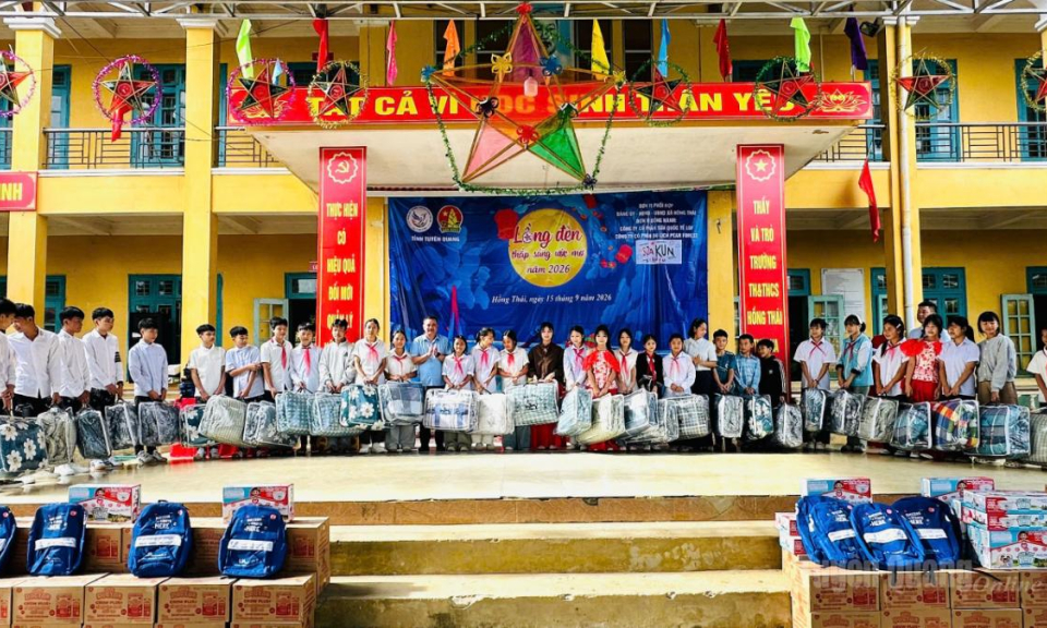 Hơn 200 triệu đồng tặng qu&agrave; Trung thu cho học sinh x&atilde; Hồng Th&aacute;i