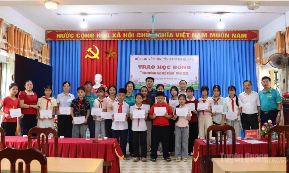 Hội Khuyến học tỉnh Tuy&ecirc;n Quang trao học bổng cho học sinh Bắc M&ecirc;