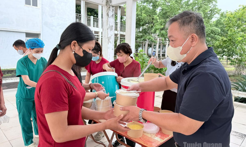Bữa s&aacute;ng nghĩa t&igrave;nh