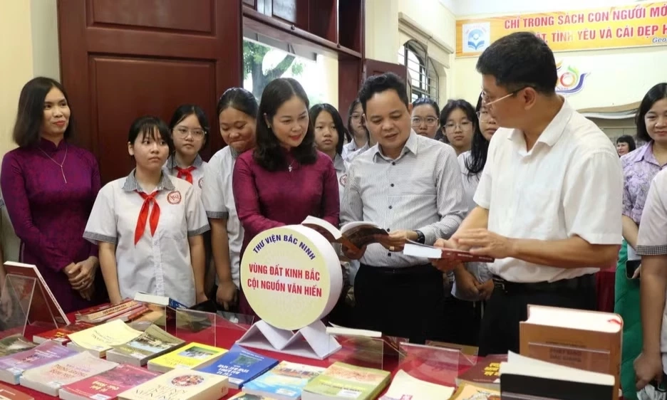 Trưng b&agrave;y tư liệu "Bắc Ninh - hội tụ truyền thống, kiến tạo tương lai"