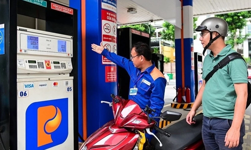 Gi&aacute; xăng, dầu đồng loạt tăng 1.400 đồng/l&iacute;t