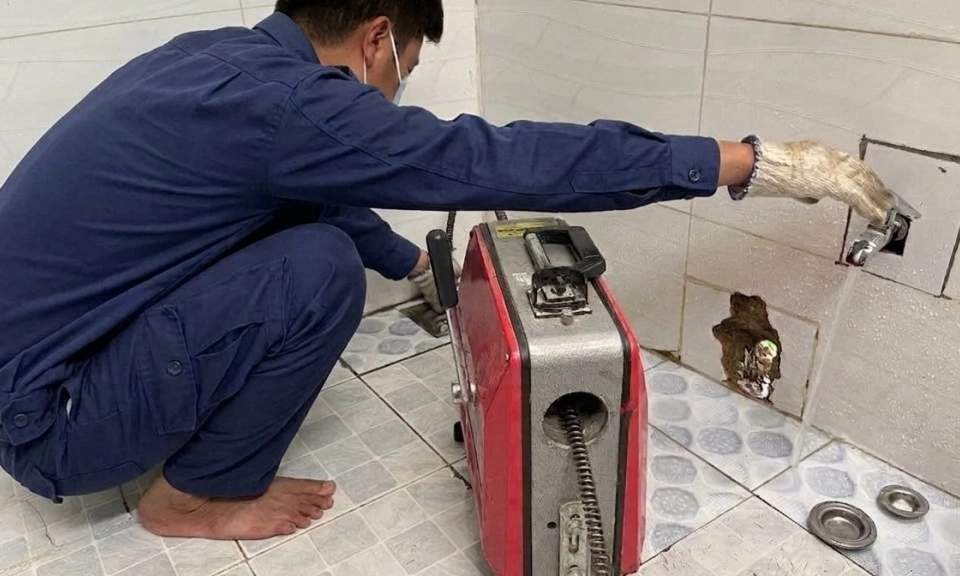Cảnh gi&aacute;c với dịch vụ th&ocirc;ng tắc đường ống tho&aacute;t nước tại nh&agrave;