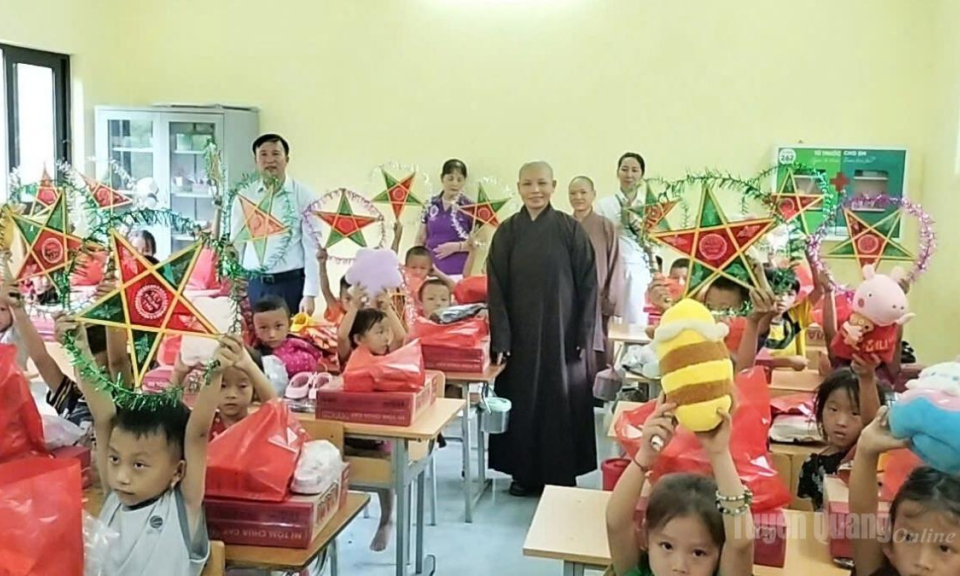 Trao 220 phần qu&agrave; Trung thu cho học sinh c&oacute; ho&agrave;n cảnh kh&oacute; khăn tại x&atilde; Kh&acirc;u Vai