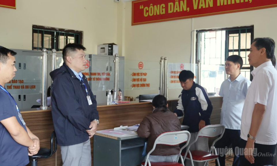 Ban Nội ch&iacute;nh Tỉnh ủy l&agrave;m việc với Đảng ủy x&atilde; Thắng Mố