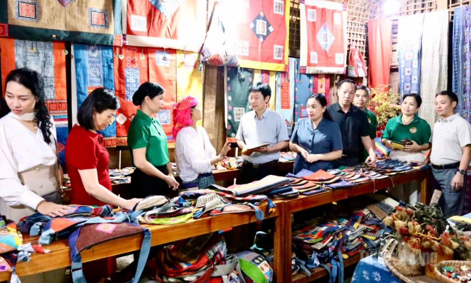 Đo&agrave;n c&ocirc;ng t&aacute;c Trung ương Hội N&ocirc;ng d&acirc;n Việt Nam thăm, tặng qu&agrave; tại x&atilde; L&ugrave;ng T&aacute;m