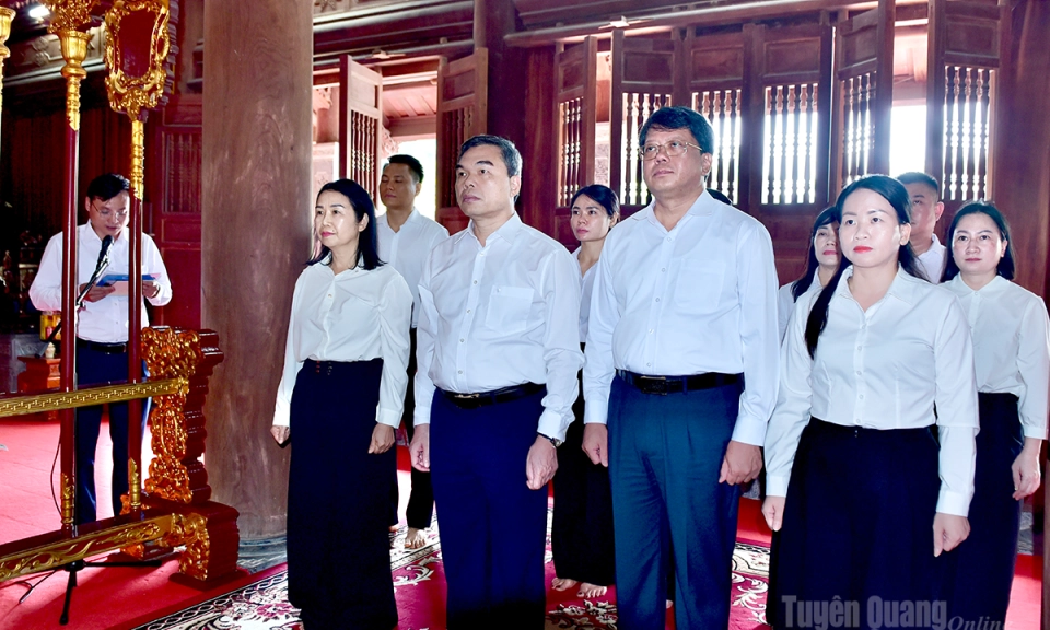 D&acirc;ng hương tưởng nhớ nh&acirc;n kỷ niệm 137 năm Ng&agrave;y sinh Cụ B&ugrave;i Bằng Đo&agrave;n