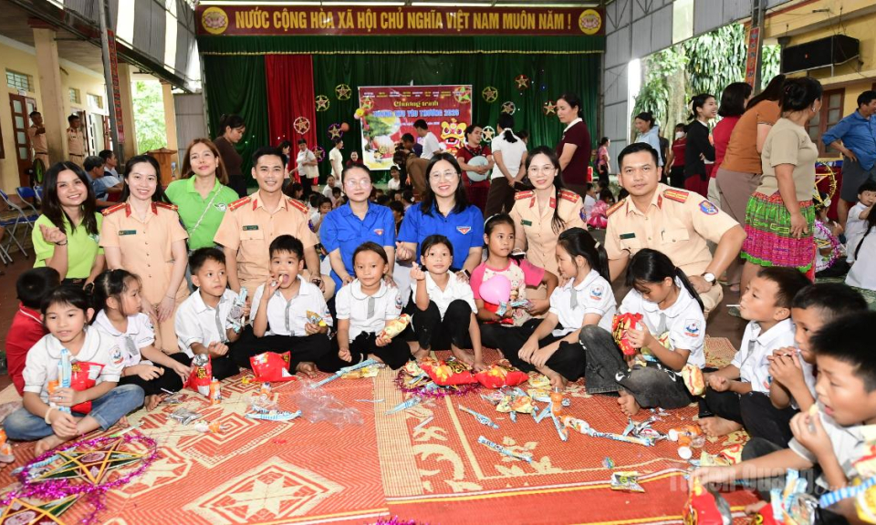 Trao qu&agrave; Trung thu y&ecirc;u thương tại x&atilde; Trung H&agrave;