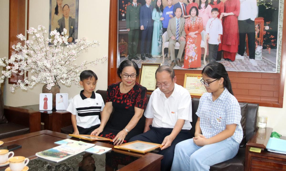 Người viết t&igrave;nh ca cho miền đ&aacute;