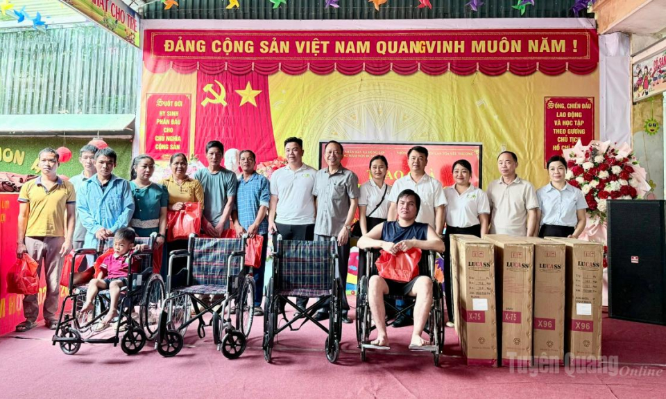 Tr&ecirc;n 70 triệu đồng tặng qu&agrave; cho học sinh x&atilde; H&ugrave;ng Lợi