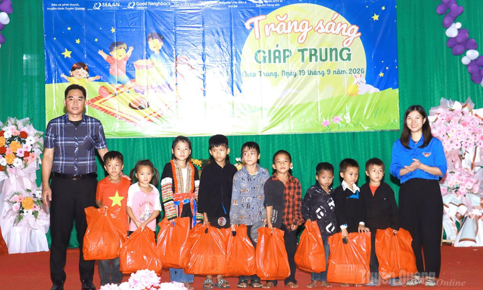 Trao qu&agrave; Trung thu y&ecirc;u thương tại x&atilde; Thượng N&ocirc;ng, Gi&aacute;p Trung