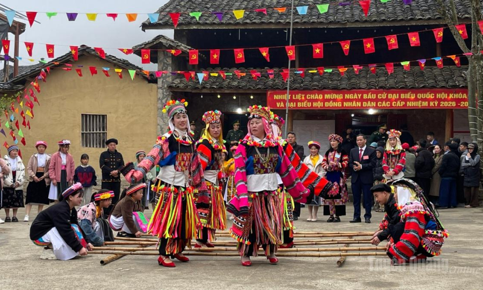 L&agrave;ng L&ocirc; L&ocirc; Chải đ&oacute;n nhận Hu&acirc;n chương Lao động hạng Ba