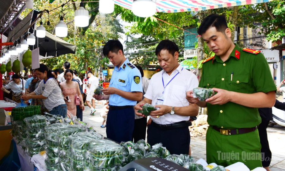 Ra qu&acirc;n kiểm tra an to&agrave;n thực phẩm dịp Lễ hội Th&agrave;nh Tuy&ecirc;n
