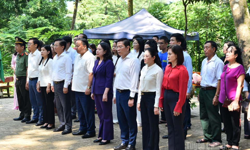 Ph&oacute; Chủ tịch nước V&otilde; Thị &Aacute;nh Xu&acirc;n d&acirc;ng hương tại Khu di t&iacute;ch Quốc gia đặc biệt T&acirc;n Tr&agrave;o