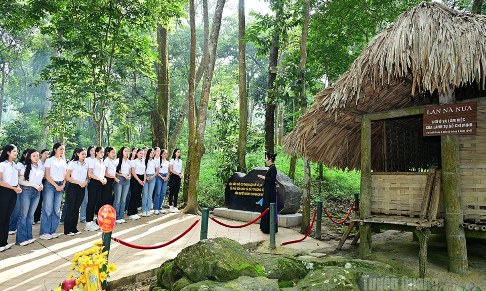 Th&iacute; sinh Hoa hậu Việt Nam 2026 d&acirc;ng hương tại T&acirc;n Tr&agrave;o v&agrave; tham dự Đ&ecirc;m hội Th&agrave;nh Tuy&ecirc;n