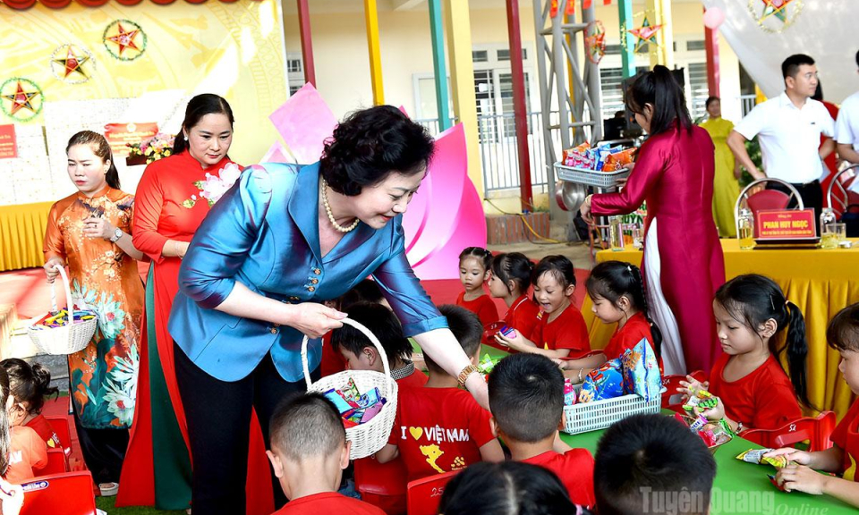 Ph&oacute; Thủ tướng Ch&iacute;nh phủ Phạm Thị Thanh Tr&agrave; thăm, tặng qu&agrave; thiếu nhi tại Tuy&ecirc;n Quang