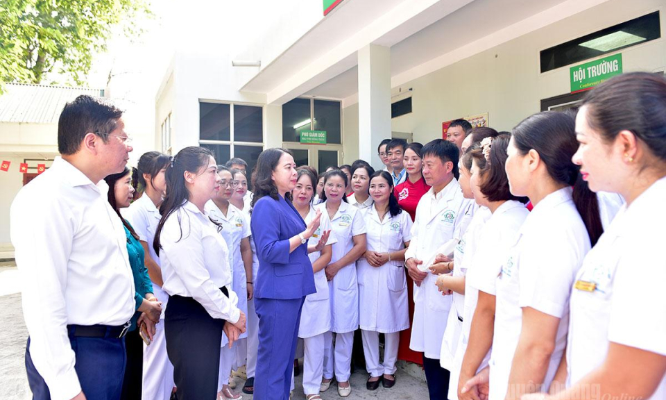 Ph&oacute; Chủ tịch nước V&otilde; Thị &Aacute;nh Xu&acirc;n thăm, tặng qu&agrave; tại Bệnh viện Phục hồi chức năng Hương Sen