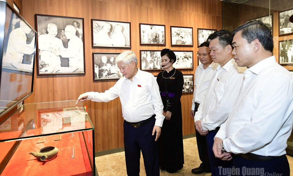 Đồng ch&iacute; Ph&oacute; Chủ tịch Thường trực Quốc hội Đỗ Văn Chiến d&acirc;ng hương tại Khu di t&iacute;ch Quốc gia đặc biệt T&acirc;n Tr&agrave;o