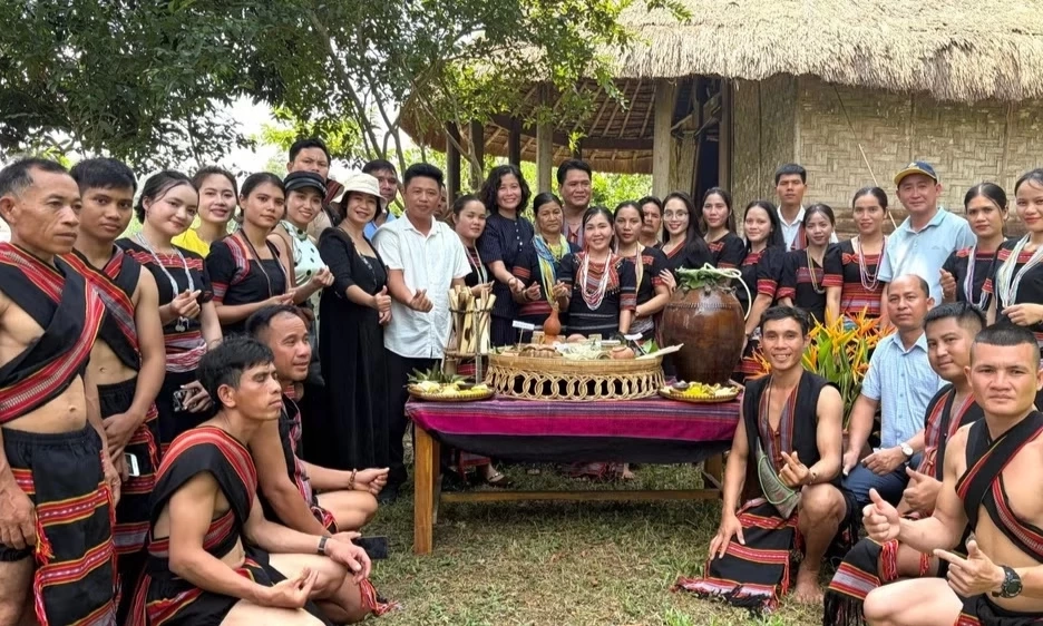 T&aacute;i hiện lễ hội "Ăn mừng l&uacute;a mới" của đồng b&agrave;o Giẻ Tri&ecirc;ng tại H&agrave; Nội