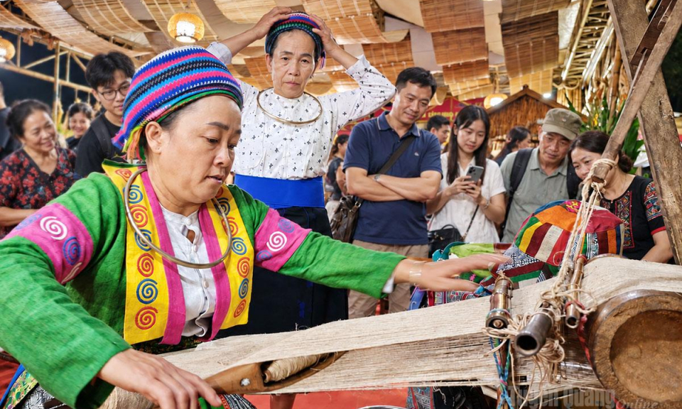 Theo sợi lanh xuống phố