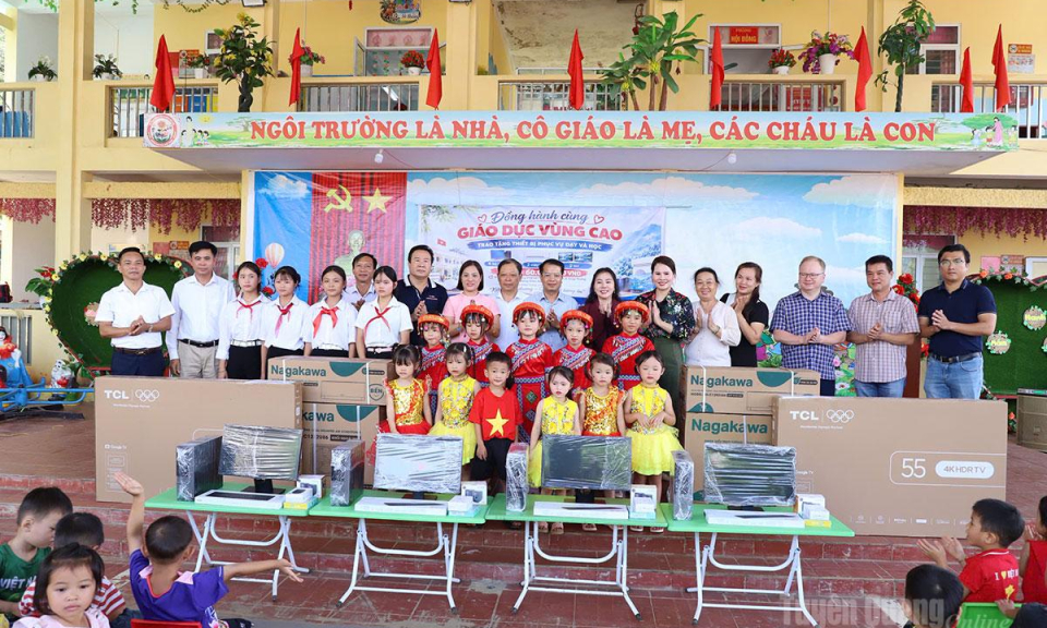 Trao tặng thiết bị học tập tại x&atilde; Gi&aacute;p Trung