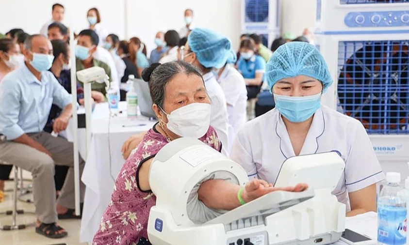 Người cao tuổi được tăng mức hưởng bảo hiểm y tế: Kỳ vọng giảm g&aacute;nh nặng chi ph&iacute; kh&aacute;m, chữa bệnh
