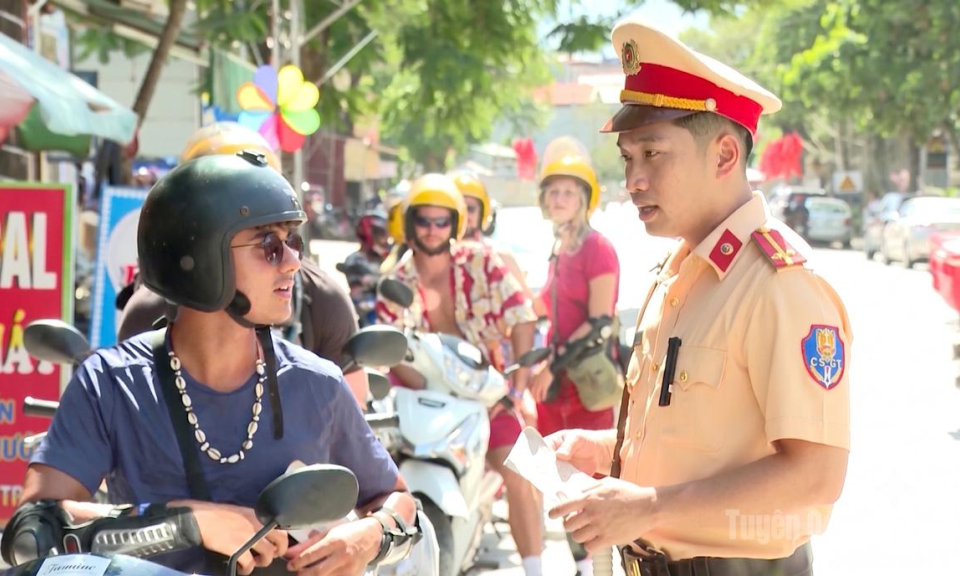 B&igrave;nh y&ecirc;n những nẻo đường tuần tra
