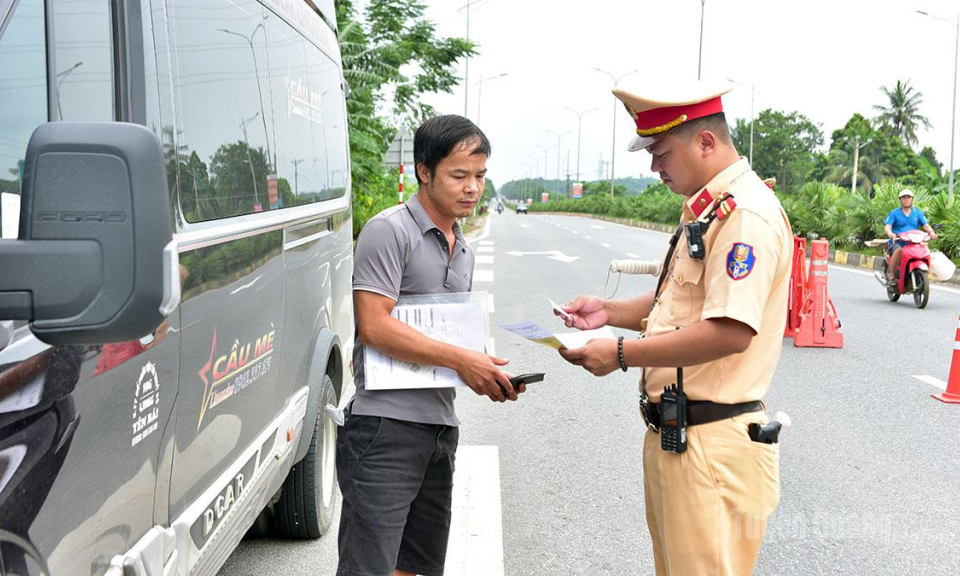 Giữ khoảng c&aacute;ch để an to&agrave;n