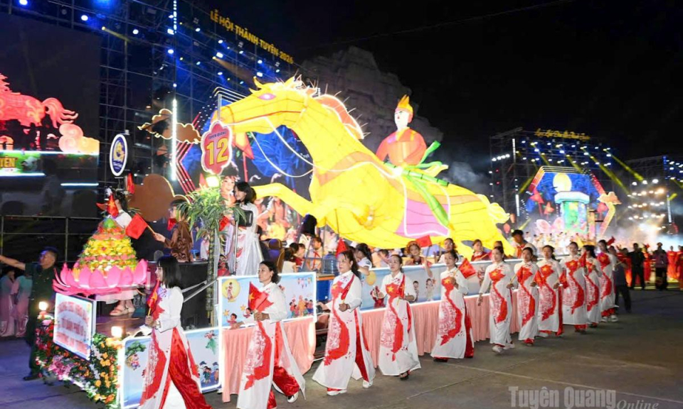 Lung linh đ&ecirc;m hội Th&agrave;nh Tuy&ecirc;n